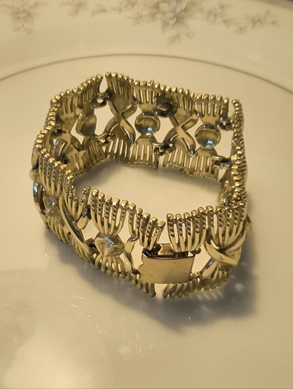 CORO PEGASUS VINTAGE MODERN GOLD TONE LINK WIDE BRACELET SIGNED